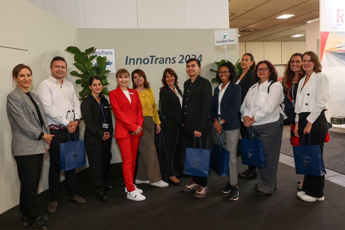 InnoTrans Direktorin Kerstin Schulz (4. v. li.) und Lena Ritter (li.), stellvertretende Projektleiterin InnoTrans, empfingen die Delegation aus Kolumbien