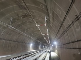 Vereinfachte Oberleitungsausrüstung für Hochgeschwindigkeitsbahnen