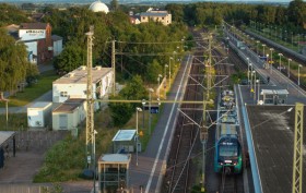 Erste Oberleitungsinselanlage (OLIA) zum Nachladen von Akkuzügen in Betrieb