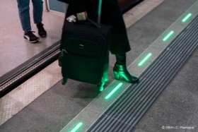 Leuchtende Bahnsteigkante informiert Fahrgäste